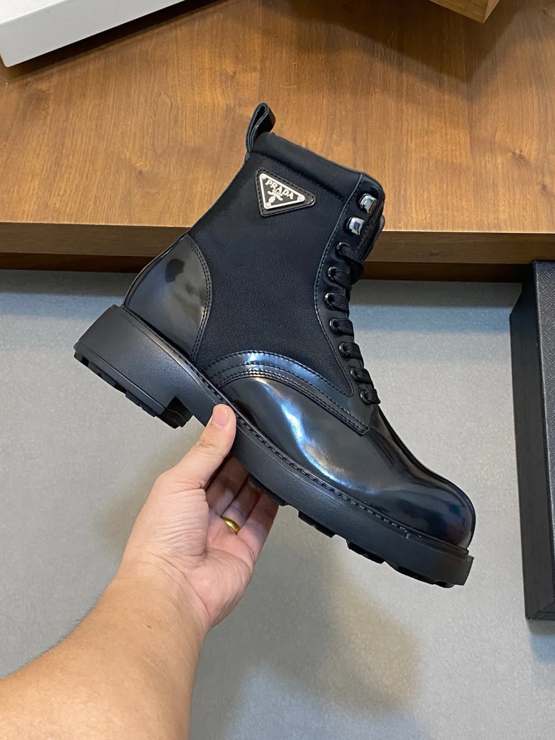 Men's shoes 💰940 PRADA men's latest ultra-light new short wool boots for autumn and winter, two-color blue nylon cowhide leather with eyelets and metal hooks, enameled triangle metal logo, 4m ultra-light serrations Ev a injection rubber concave and convex large particle snowflake pattern anti-slip soles very light and comfortable on the foot Urban modern military boot style design Men's model 39 40 41 42 43 44